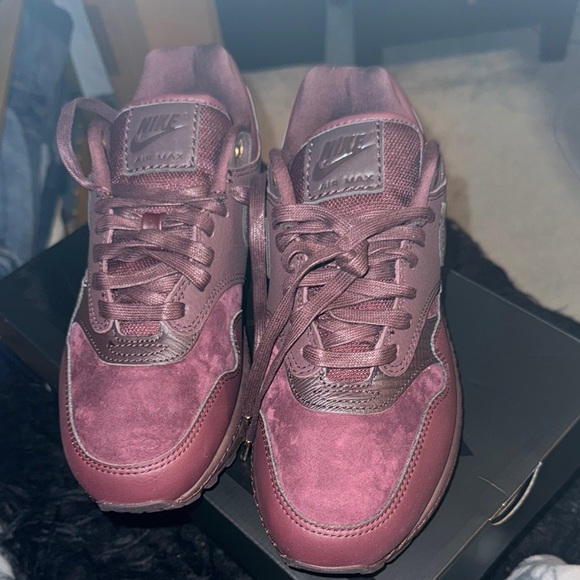 Nike Air Max 1'87 Burgundy Crush/Brown
Basalt/Burgundy Crush - Picture 2 of 6